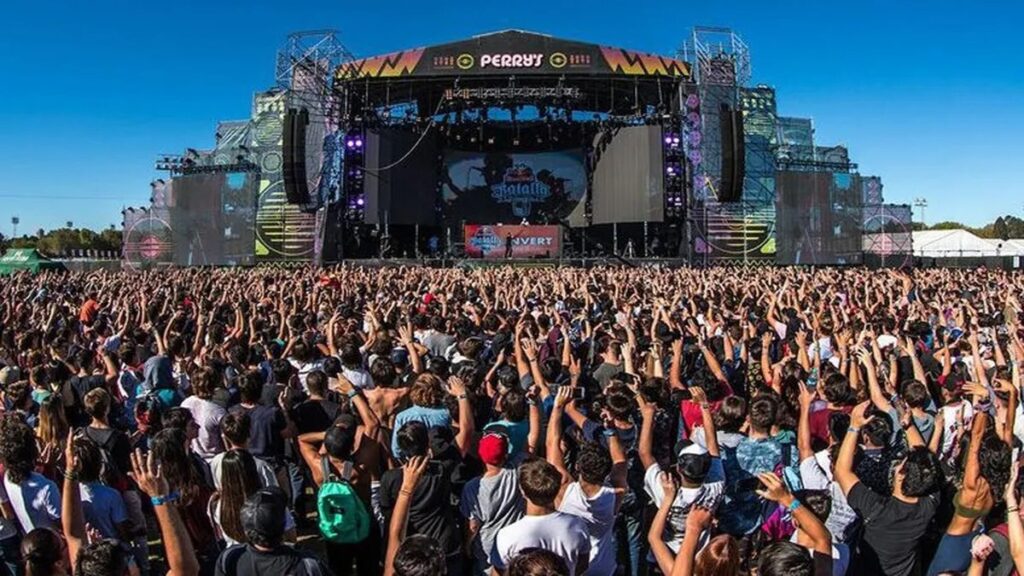 People dancing in a crowd at Lollapalooza Llena Buenos Aires