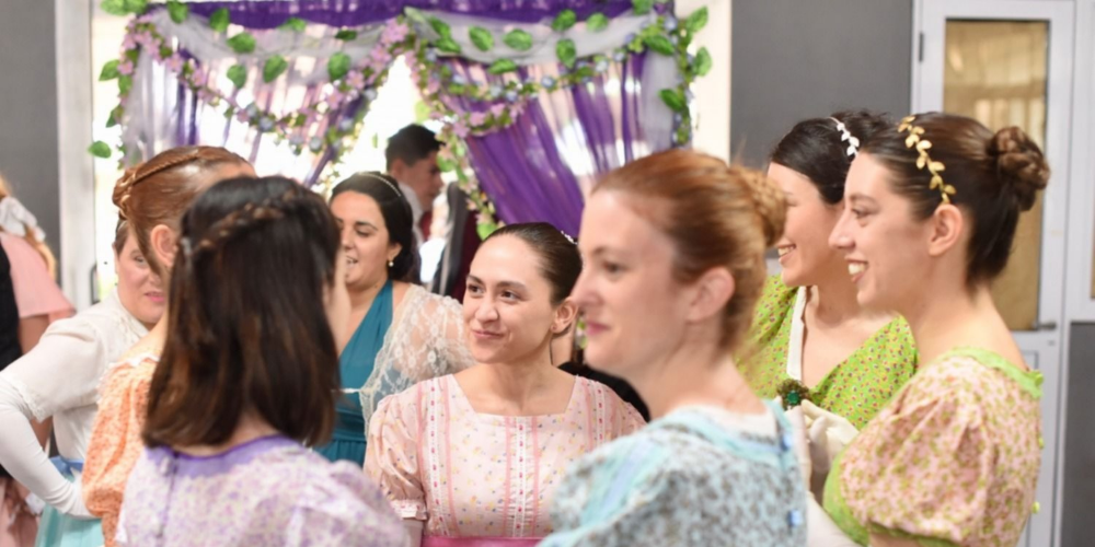 Grupo de chicas hablando entre sí