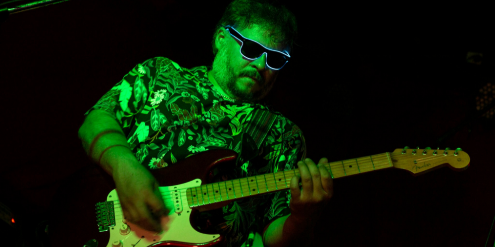 Guitarrista tocando en vivo durante un recital