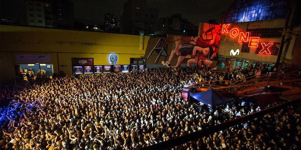 Gran multitud bailando en un evento musical en Buenos Aires, Argentina.