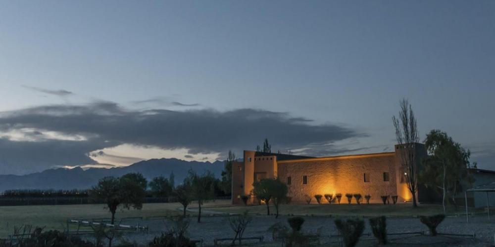 La elegancia y la tradición se fusionan en Bodega Sottano, Argentina.
