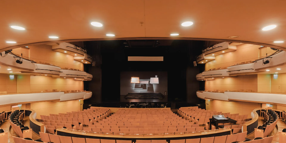 Vista desde los asientos del Auditorio Nacional Adela Reta, destacando su majestuosa tarima iluminada