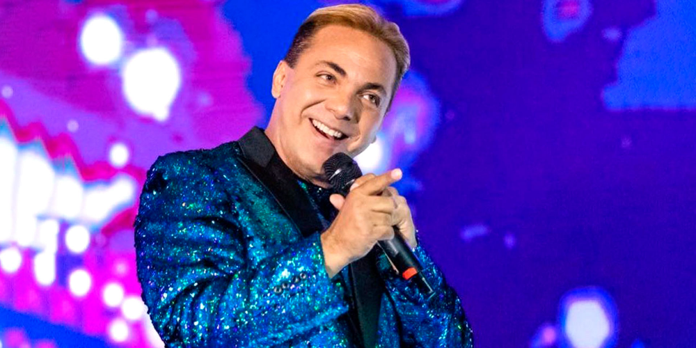 Cristian Castro cantando en un concierto