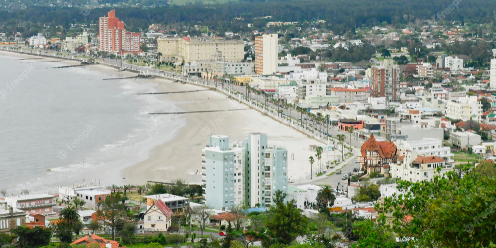 Vista aérea de Maldonado: la costa serena bañada por el Atlántico a la izquierda, con el contraste de la vibrante ciudad y sus edificaciones modernas a la derecha