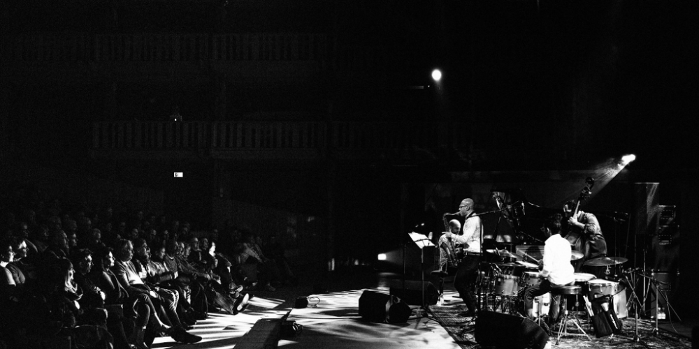 Joshua Redman tocando el saxofón mientras el público lo admira