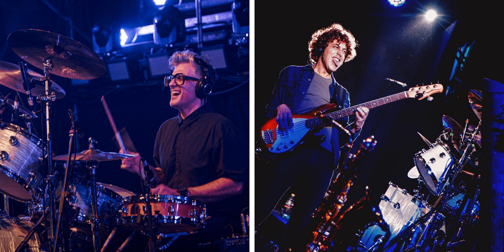 Imagen que muestra a Guzmán Silveira, bajista de No Te Va Gustar, en el lado derecho, y a Diego Bartaburu, baterista de la banda, en el lado izquierdo. Ambos músicos están tocando en vivo