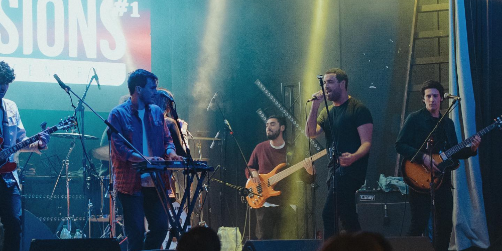 Imagen de la banda Shambies deleitando al público con su actuación en vivo, derrochando energía y pasión en el escenario