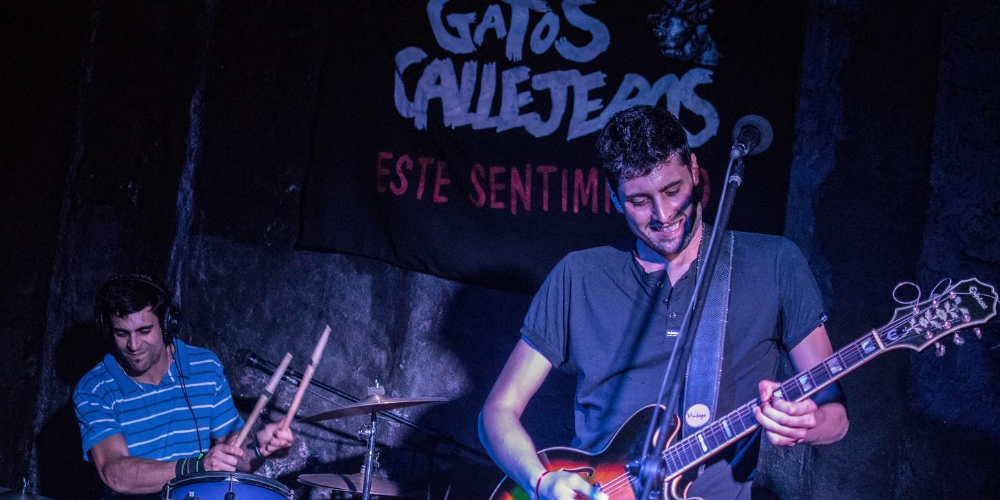 Adrián Rollandi en la batería y Bruno Rollandi en la guitarra y como vocalista de Gatos Callejeros en vivo