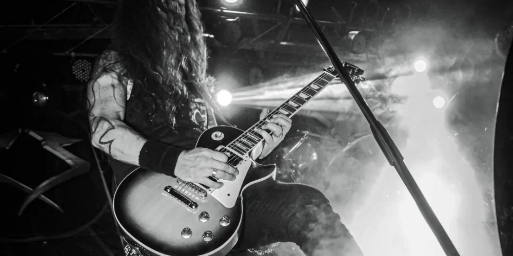 Sebastian Coria, guitarrista de Horcas, en plena actuación en vivo, en una imagen en blanco y negro