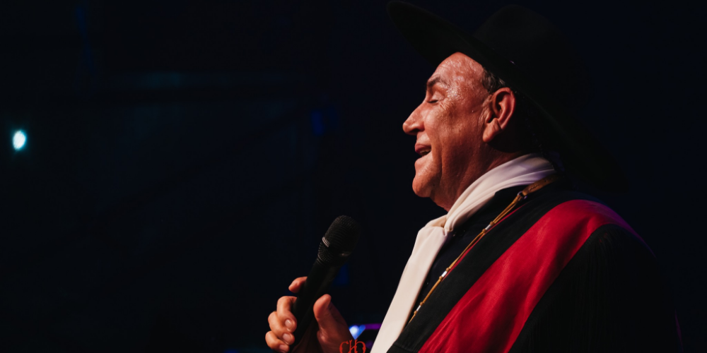 Chaqueño Palavecino, el ícono del folclore argentino, sonriendo mientras canta con el micrófono en mano