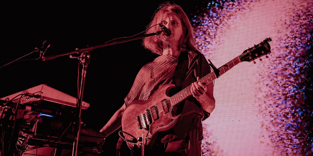 Juana Molina haciendo su performance de pie