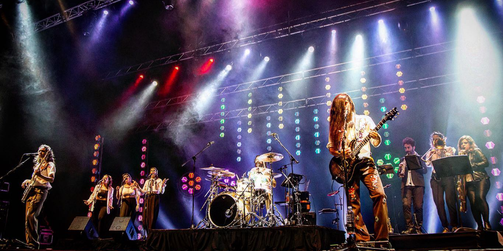 La banda de rock alternativo Eruca Sativa en plena acción, tocando en un escenario iluminado