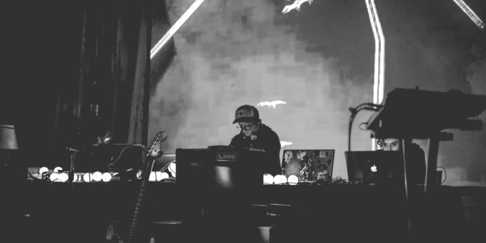 DJ Raca en una imagen en blanco y negro, mezclando música en su consola