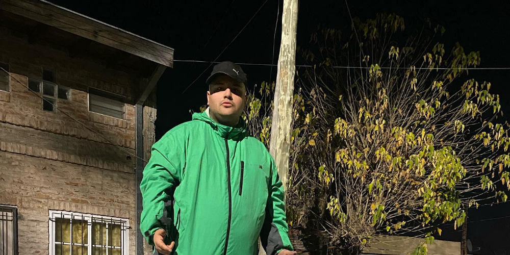 El Doctor vistiendo campera verde y gorra negra posando para la cámara