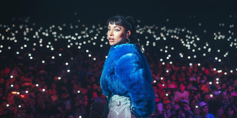 María Becerra, radiante, vistiendo un atuendo azul, emociona a la multitud desde el escenario